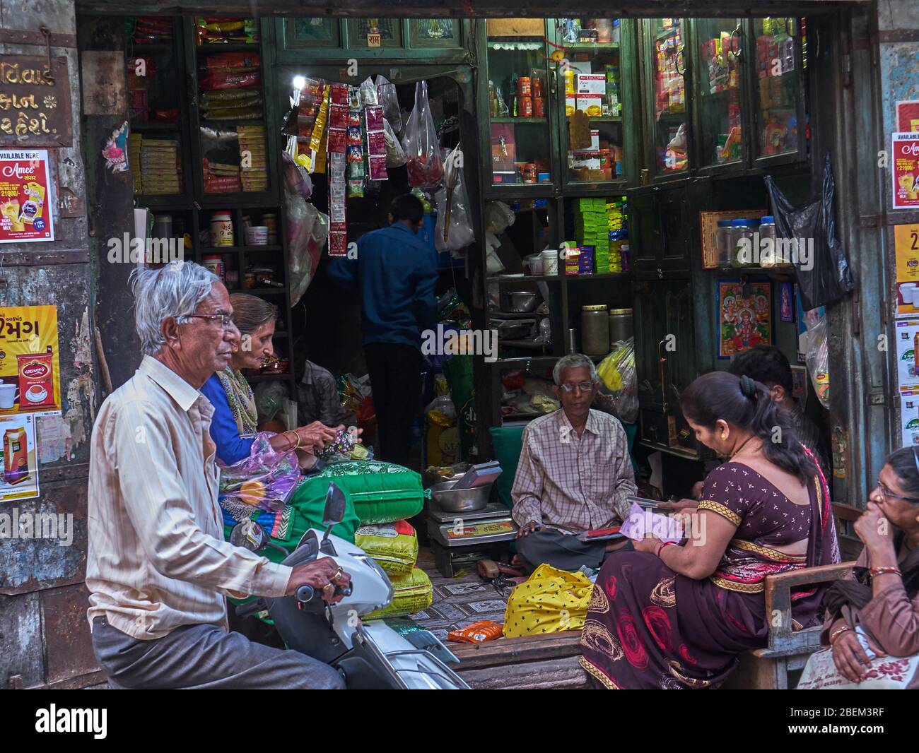 06 mars -2019 épicerie de mode ancienne typique et magasin général Juna Bazar Idar Samarkantha Gujarat Inde Banque D'Images