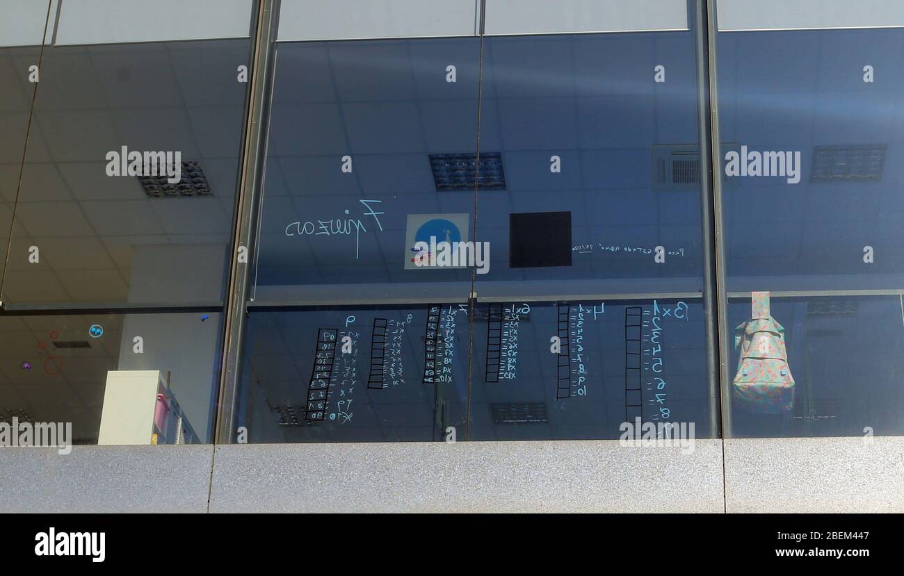 Oviedo, Espagne. 14 avril 2020. Oviedo, ESPAGNE: Une des fenêtres des classes de centre avec les tables de multiplication et un sac à dos pendant le 32 e jour de l'état d'alerte en Espagne au Centre intergénérationnel Ovida à Oviedo, Espagne, le 14 avril 2020. (Photo d'Alberto travers/Pacific Press) crédit: Agence de presse du Pacifique/Alay Live News Banque D'Images