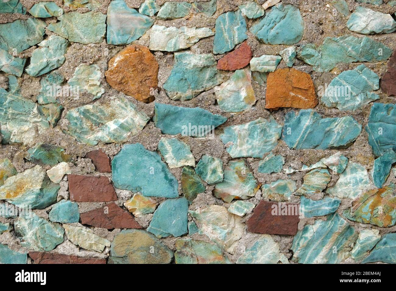 Fond avec des pierres turquoise et marron texture. Mur de pierres rugueuses bleu et bordeaux. Banque D'Images