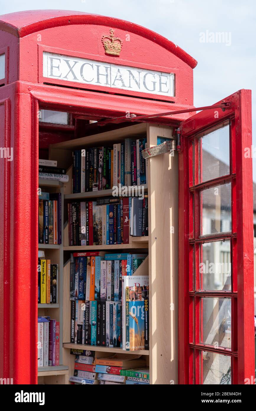 Réservez Exchange dans une boîte téléphonique convertie dans le village de Layer de la Haye, Colchester, Angleterre, Royaume-Uni Banque D'Images