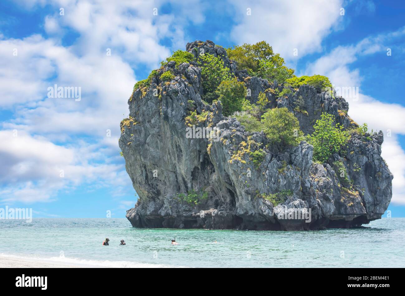 Les touristes font de la plongée avec tuba dans la mer à koh Lankajiu , Chumphon , Thaïlande. 20 mars 2020 Banque D'Images