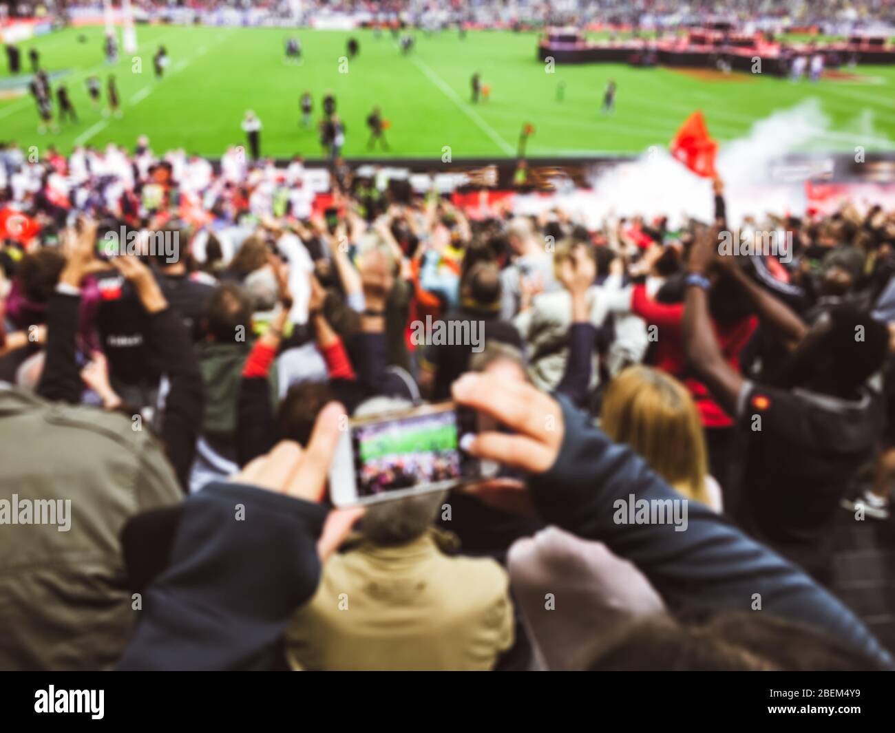 Foule floue de spectateurs sur le stade lors d'un événement sportif Banque D'Images