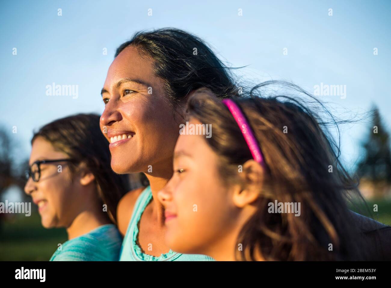 Portrait de la mère et des filles adultes souriantes Banque D'Images