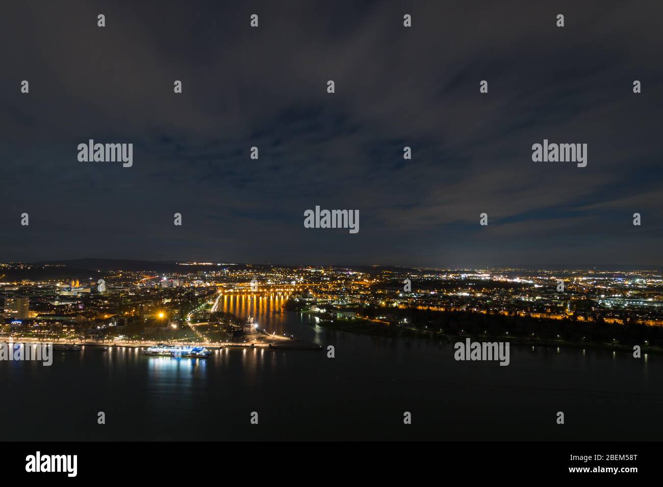 Vue panoramique sur Koblenz la nuit. Coblence, Rhénanie-Palatinat, Allemagne. Banque D'Images