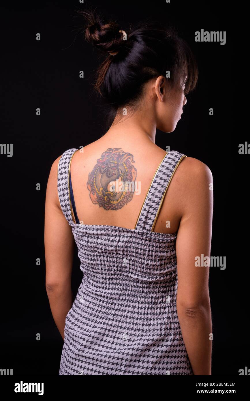 Jeune femme asiatique belle sur fond noir Banque D'Images