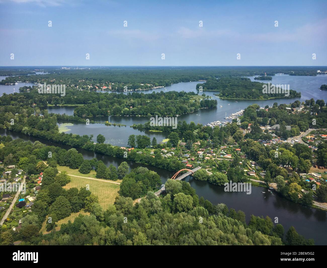 Antenne des quartiers de Berlin wirth de Spandau et Reinickendorf et du lac Tegel (Tegeler See), le jour d'été ensoleillé Banque D'Images