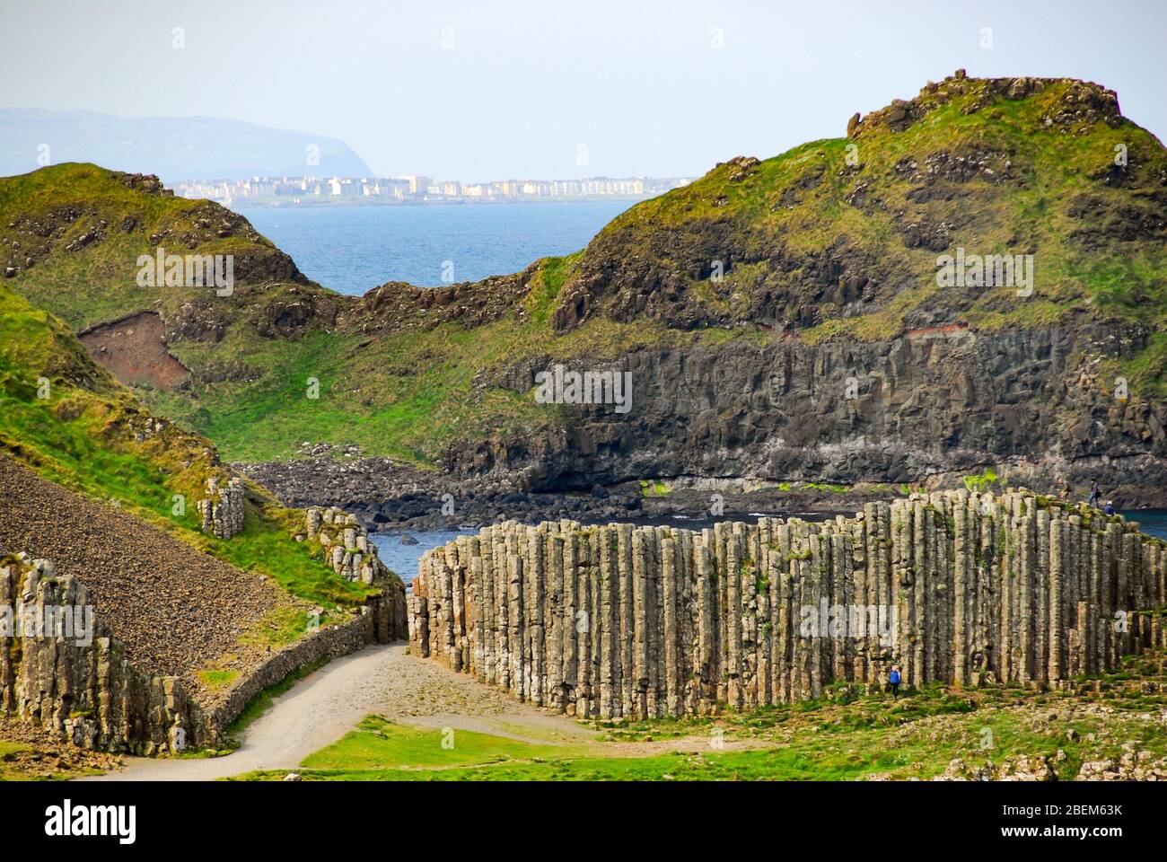 Vue sur les imposantes pierres depuis un point de vue élevé donnant sur la chaussée des Géants et la côte d'Antrim, Irlande du Nord, Royaume-Uni Banque D'Images