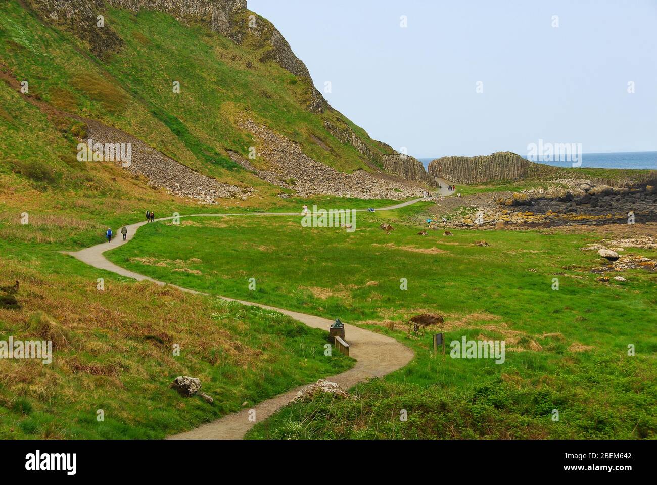 Les gens qui marchont le long du chemin pour voir la chaussée des Géants, la côte d'Antrim, l'Irlande du Nord, Royaume-Uni Banque D'Images