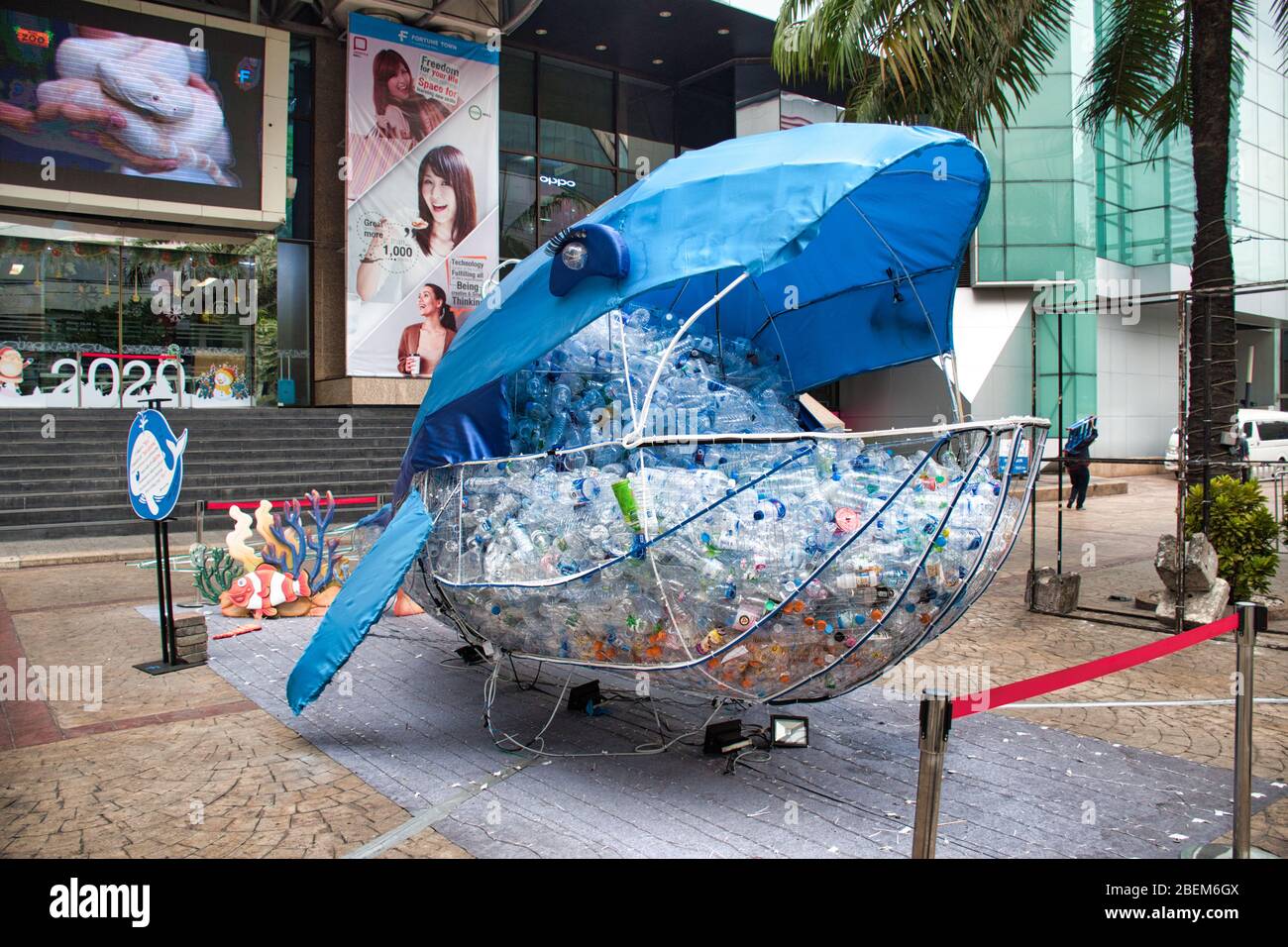 Bangkok, Thaïlande 04.12.2020: Collecte de bouteilles en PET à recycler dans un récipient géant en forme de baleine Banque D'Images