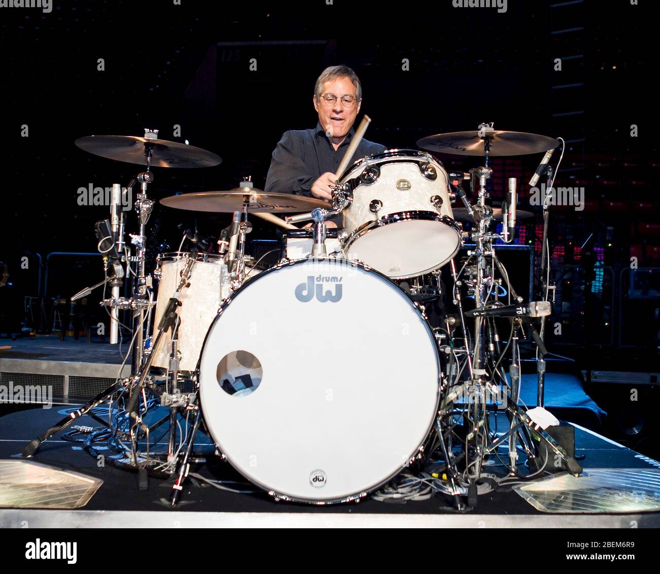 Le batteur Max Weinberg se réchauffe avant un spectacle avec Bruce  Springsteen à Sunrise, en Floride Photo Stock - Alamy