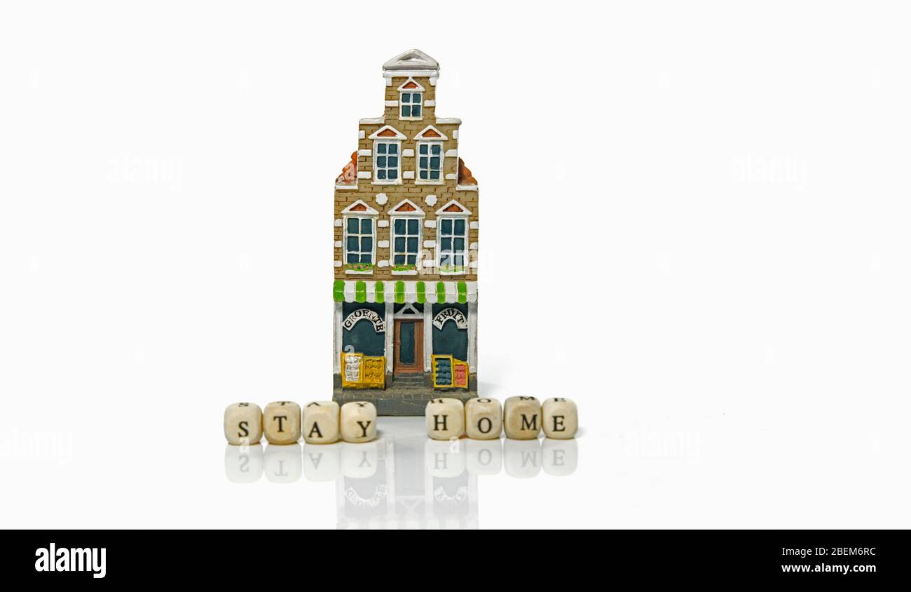 restez à la maison en raison du coronavirus avec une maison sur fond blanc Banque D'Images