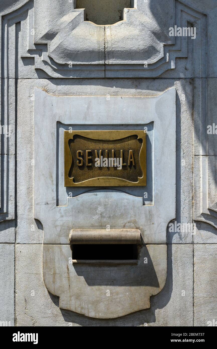 Une plaque de bronze qui a écrit le mot Sevilla attaché à un vieux bâtiment en Espagne Banque D'Images