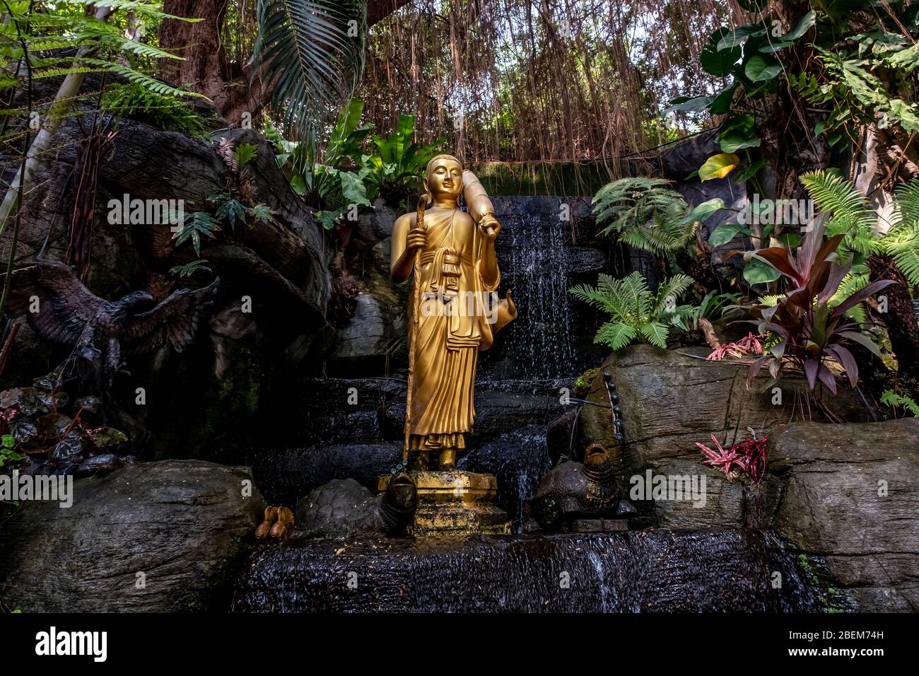 Statue de Bouddha debout dans le temple Wat Saket, Bangkok Banque D'Images