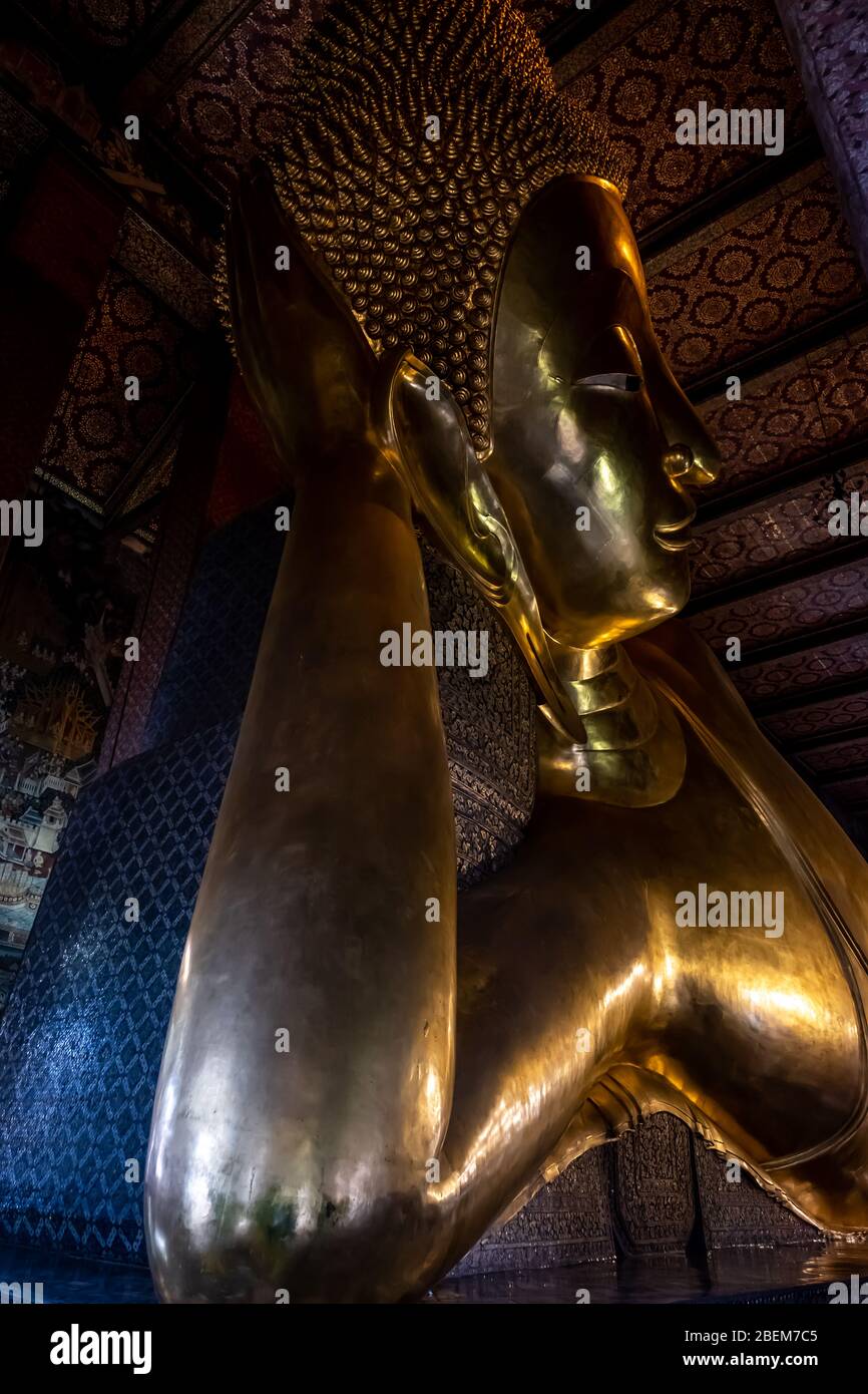 Statue de Bouddha inclinable dans le temple bouddhiste Wat Pho Banque D'Images