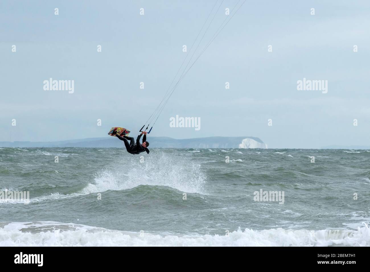 Le windsurf monte à la mer pendant la tempête Banque D'Images