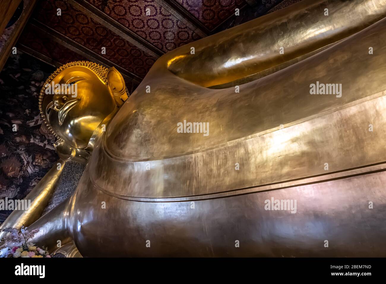 Statue de Bouddha inclinable dans le temple bouddhiste Wat Pho Banque D'Images