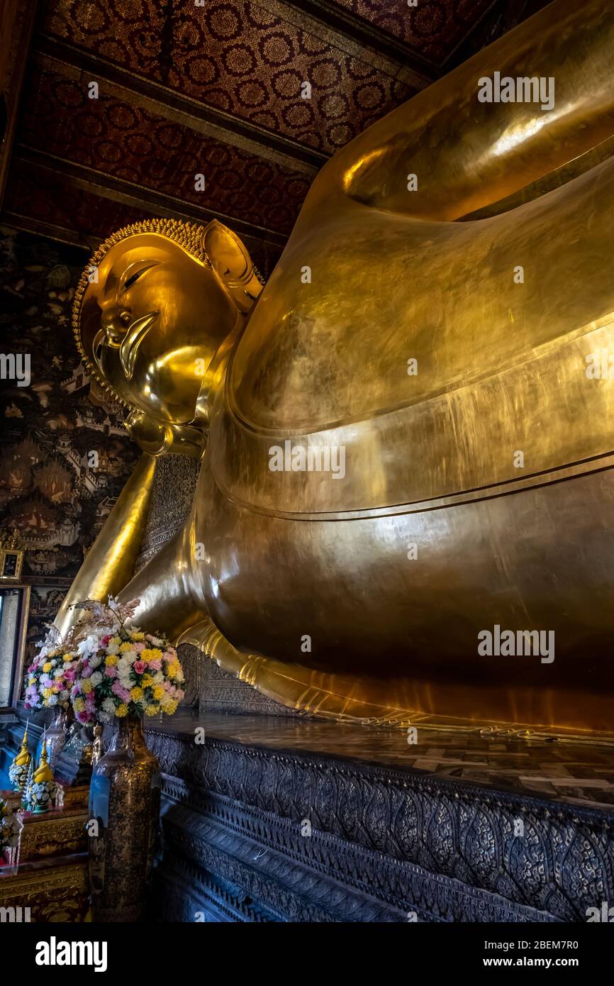 Statue de Bouddha inclinable dans le temple bouddhiste Wat Pho Banque D'Images