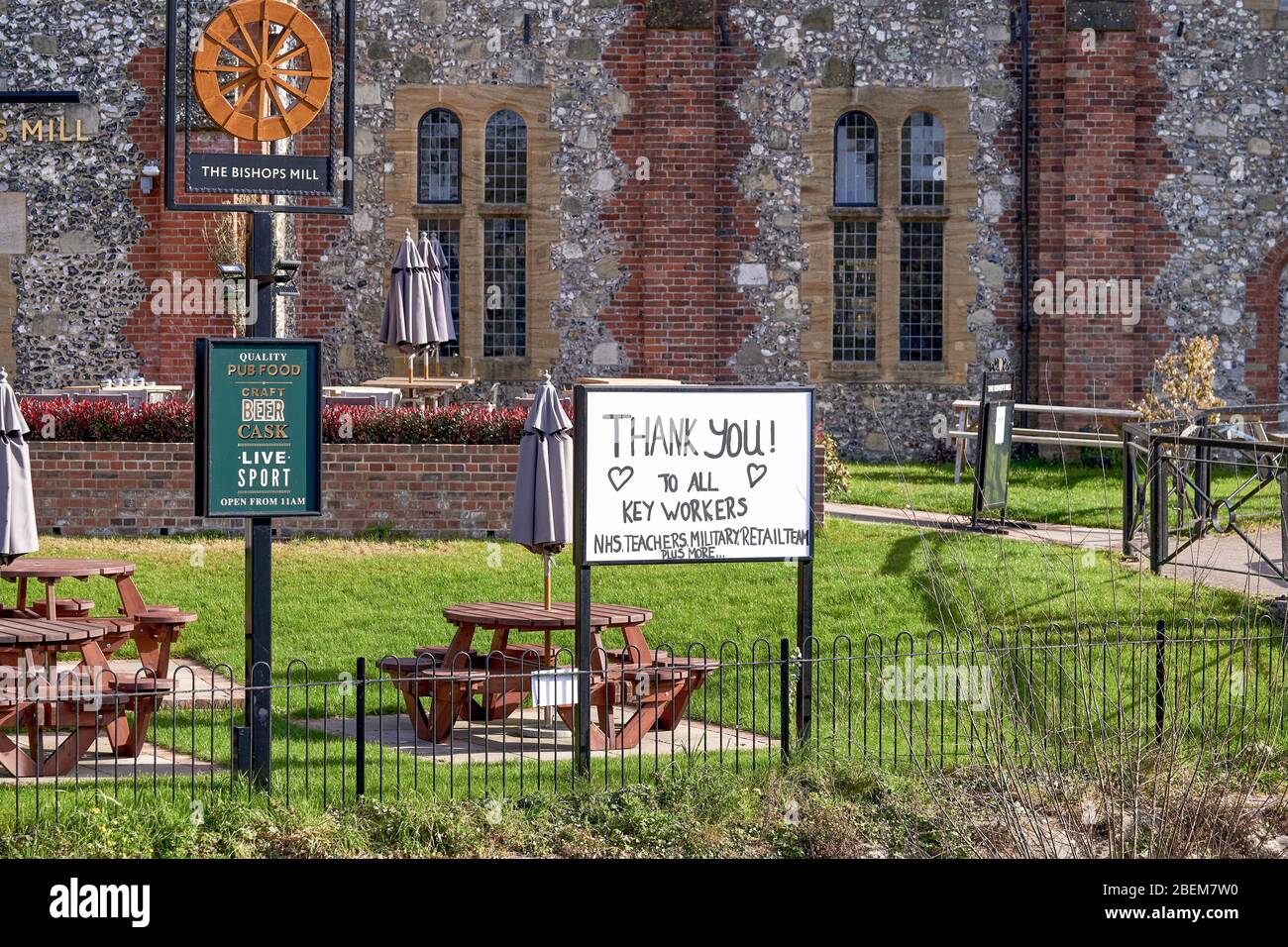 Connectez-vous au jardin du pub pour remercier tous les principaux travailleurs pendant l'urgence de Coronavirus Banque D'Images