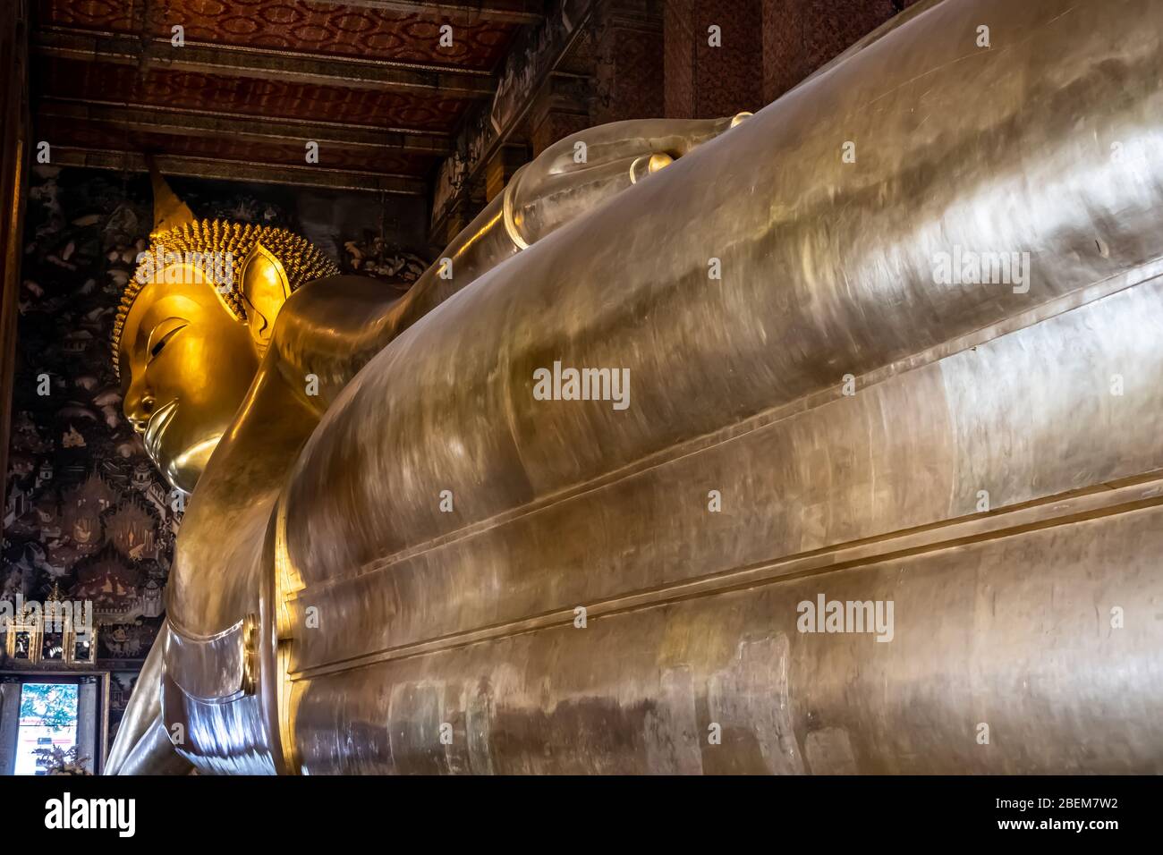 Statue de Bouddha inclinable dans le temple bouddhiste Wat Pho Banque D'Images