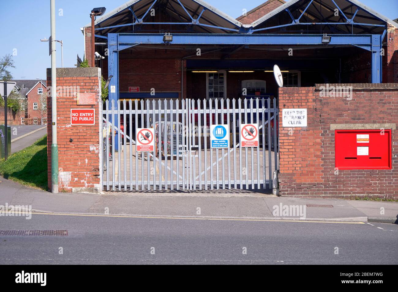 Portes fermées à l'entrée du bureau de tri postal de Royal Mail Banque D'Images