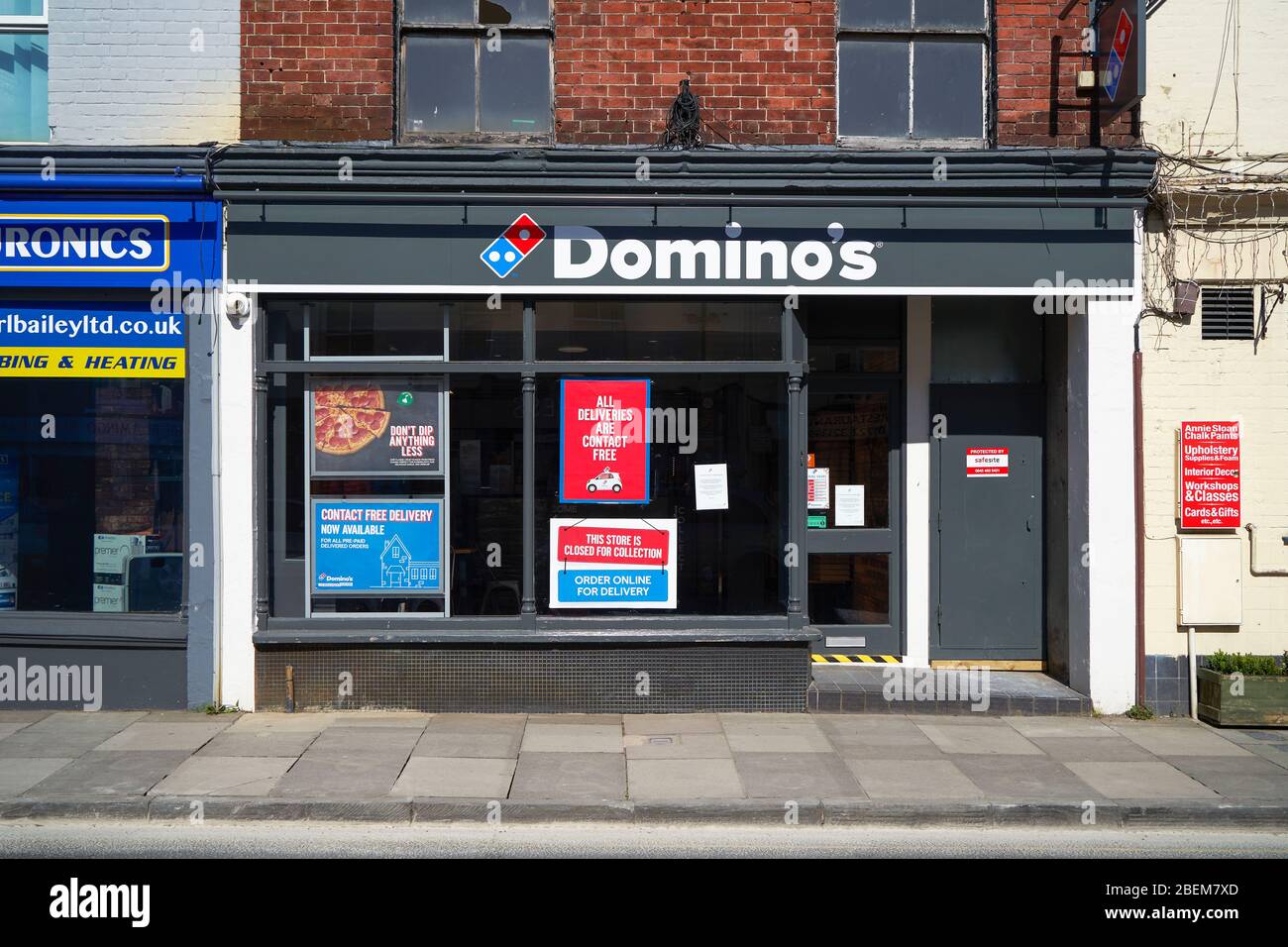 La pizzeria Domino est fermée pour des collections pendant le verrouillage de Coronavirus Banque D'Images