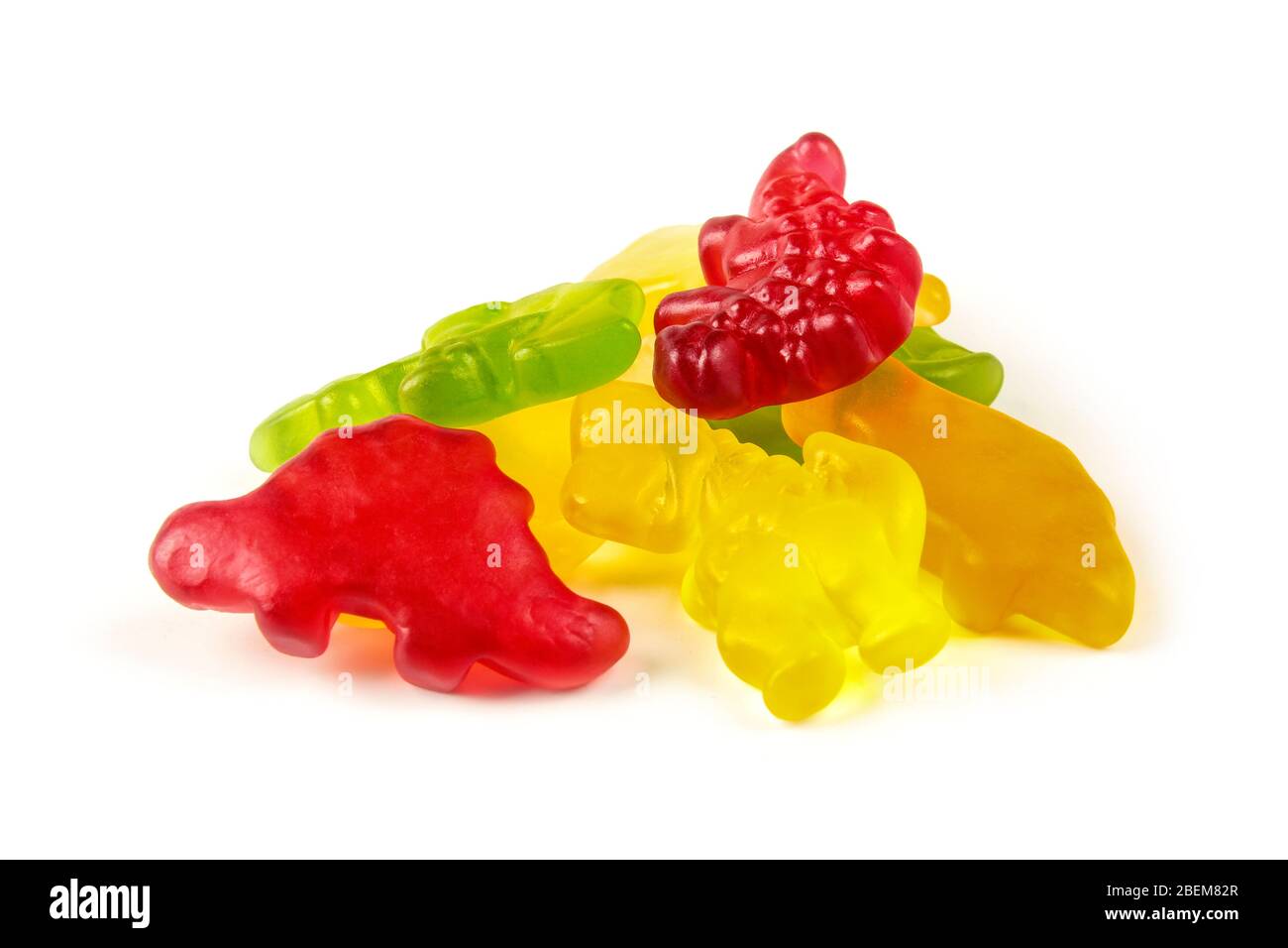Bonbons marmalade pour enfants multicolores sous forme de dinosaures isolés sur blanc Banque D'Images