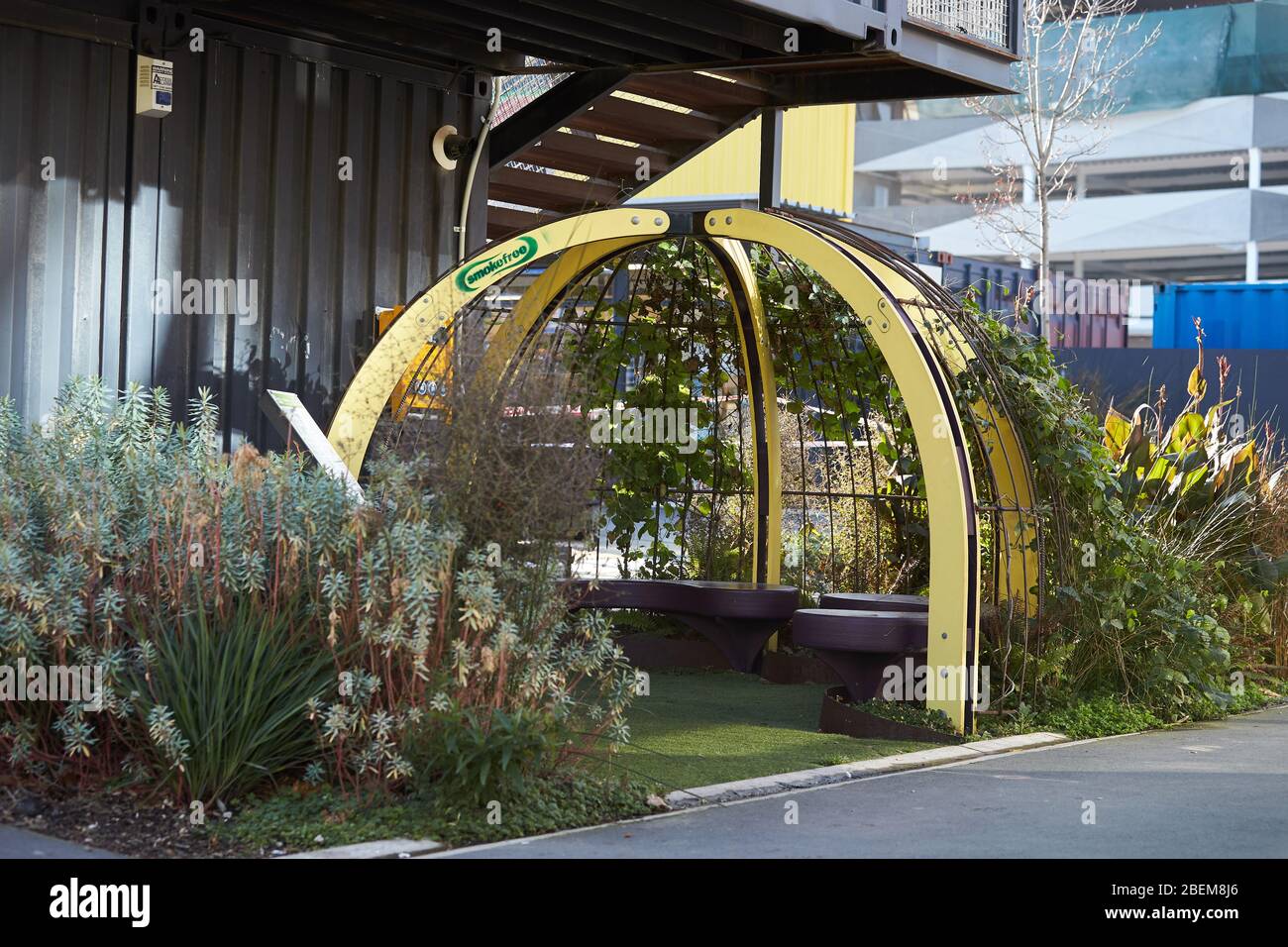 Christchurch, Nouvelle-Zélande - 11 juin 2017 : un refuge pour fumeurs avec des plantes qui poussent sur un treillis sur les murs Banque D'Images