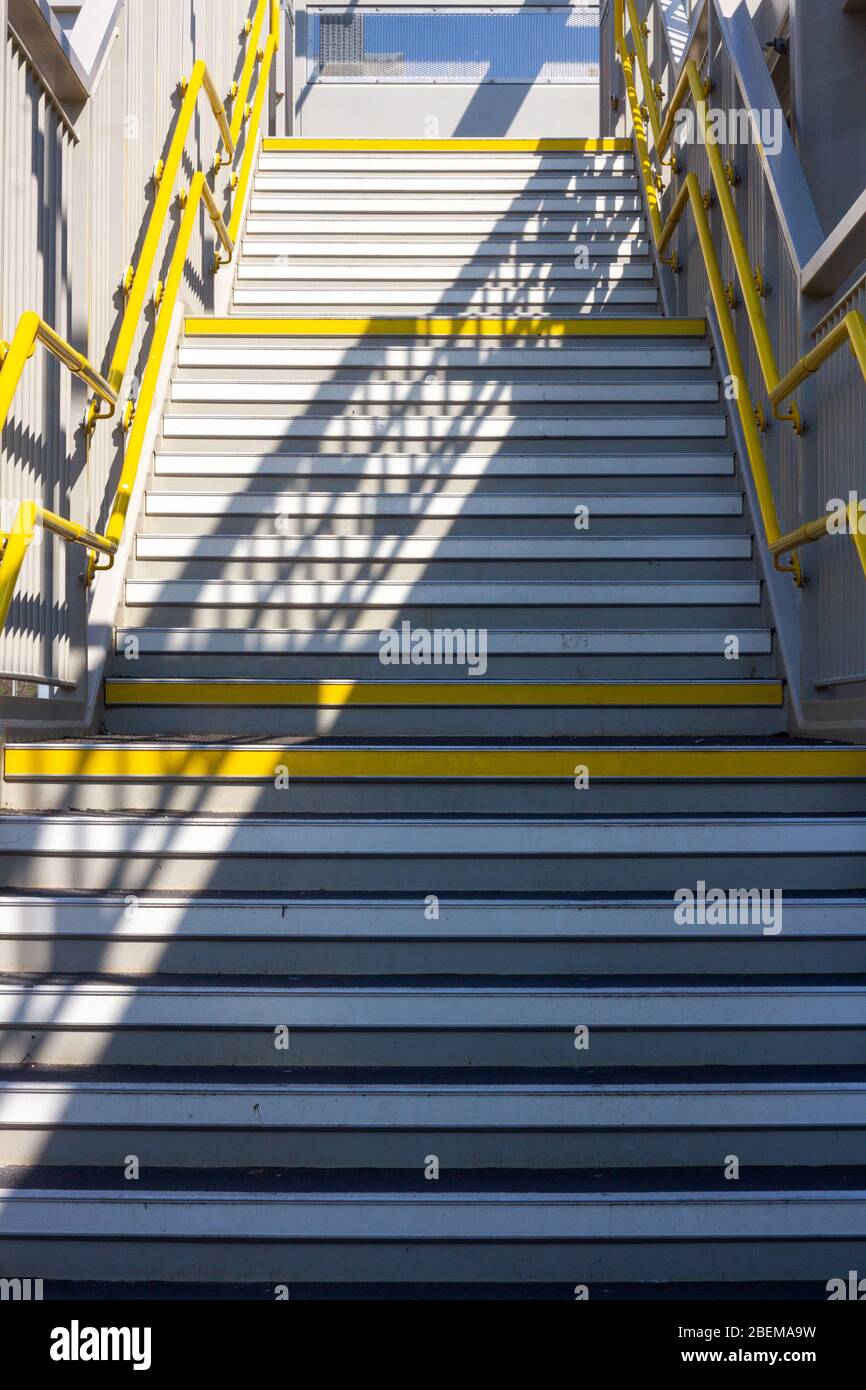 Escalier vide menant à la gare de Northumberland à Londres Banque D'Images