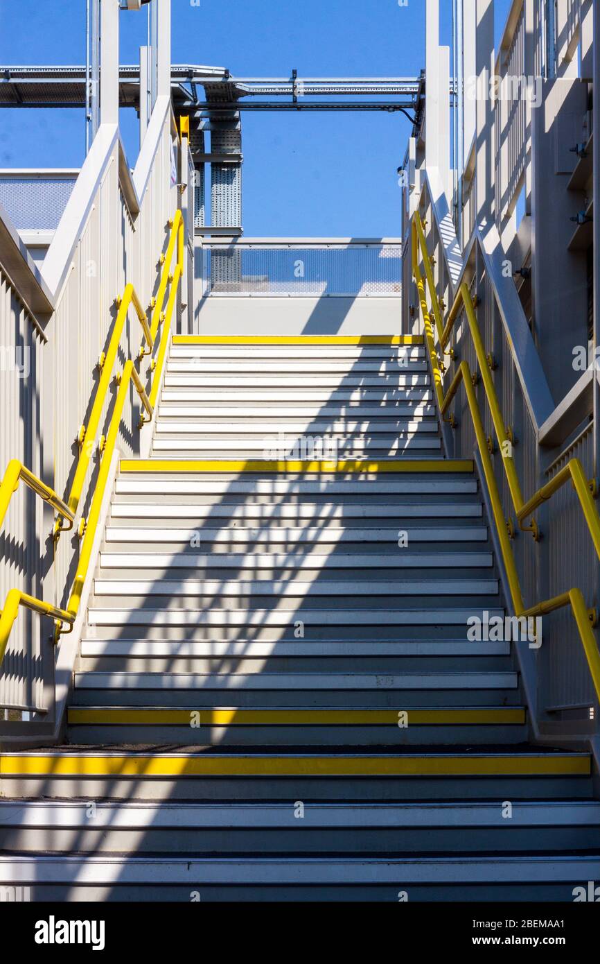 Escalier vide menant à la gare de Northumberland à Londres Banque D'Images