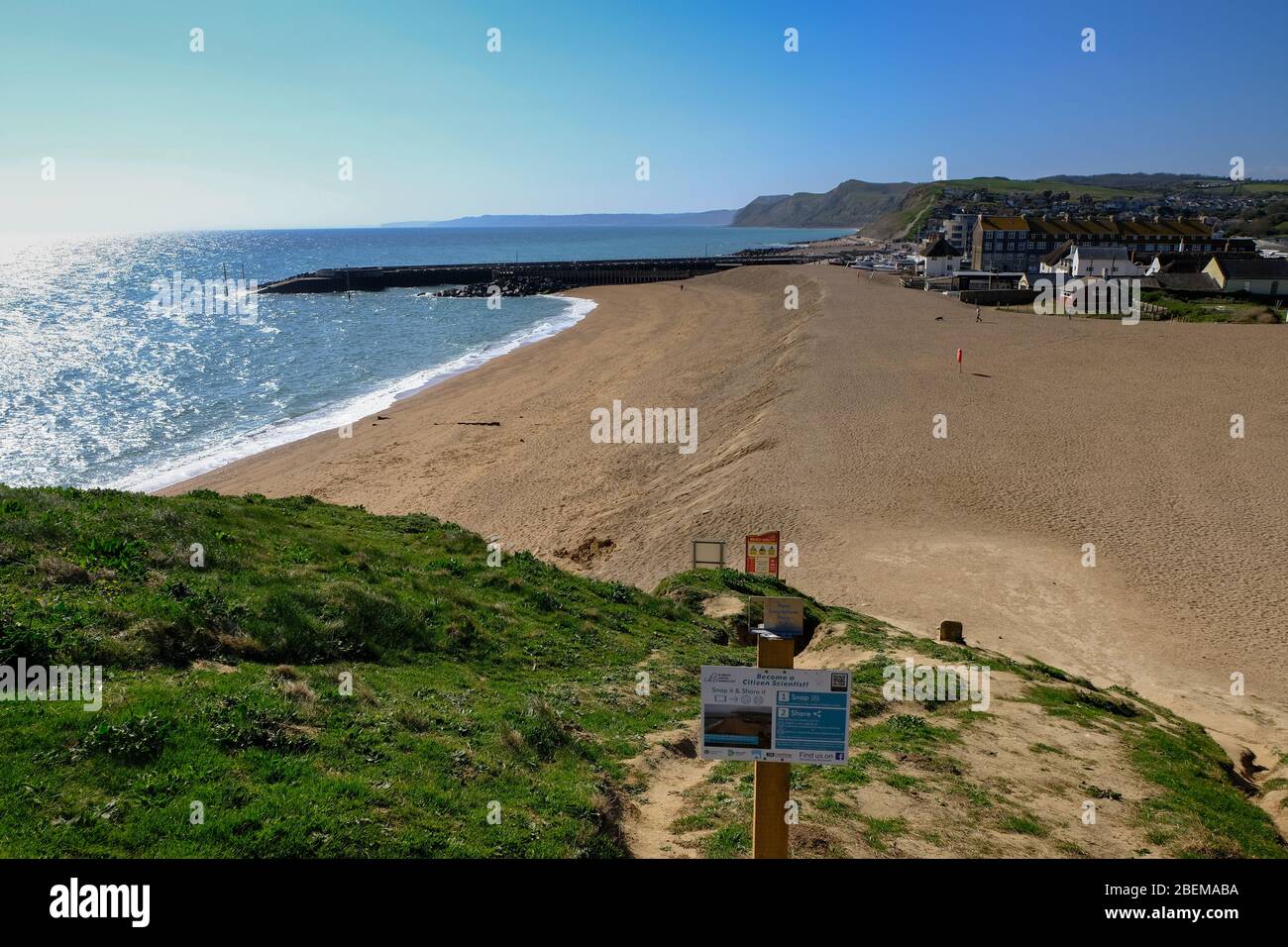 West Bay, Dorset, Royaume-Uni. 14 avril 2020. Comme le verrouillage de Coronavirus se poursuit et que les touristes restent loin de la station balnéaire normalement bondée de West Bay, le Bureau de la responsabilité budgétaire dit que le verrouillage pourrait réduire le PIB de 35%. Crédit: Tom Corban/Alay Live News Banque D'Images
