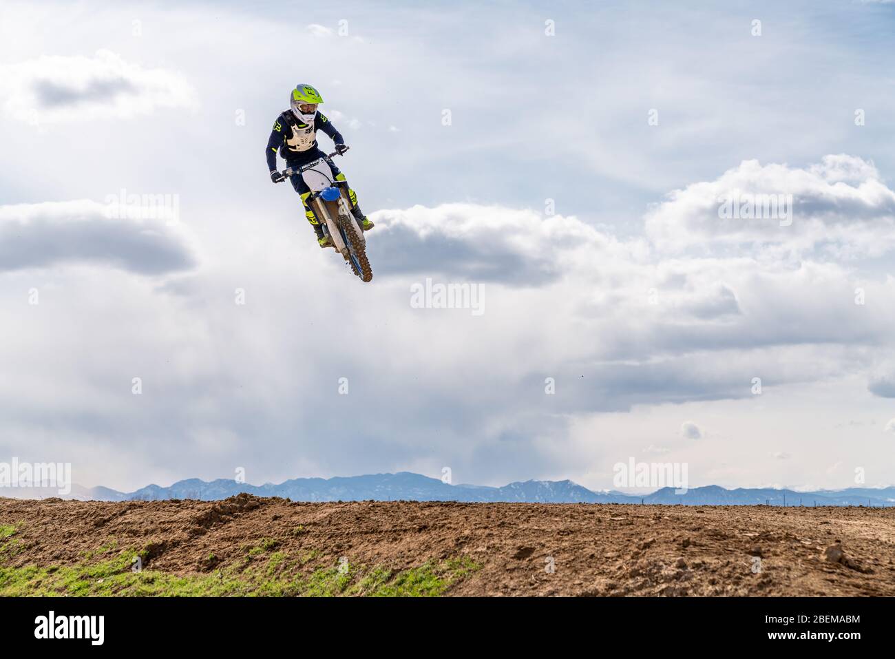 Dacono, CO/ USA- 29 mars 2020 Motocross coureurs de la piste de course à coups de sauts et de bermes dans la gamme de front du Colorado Banque D'Images