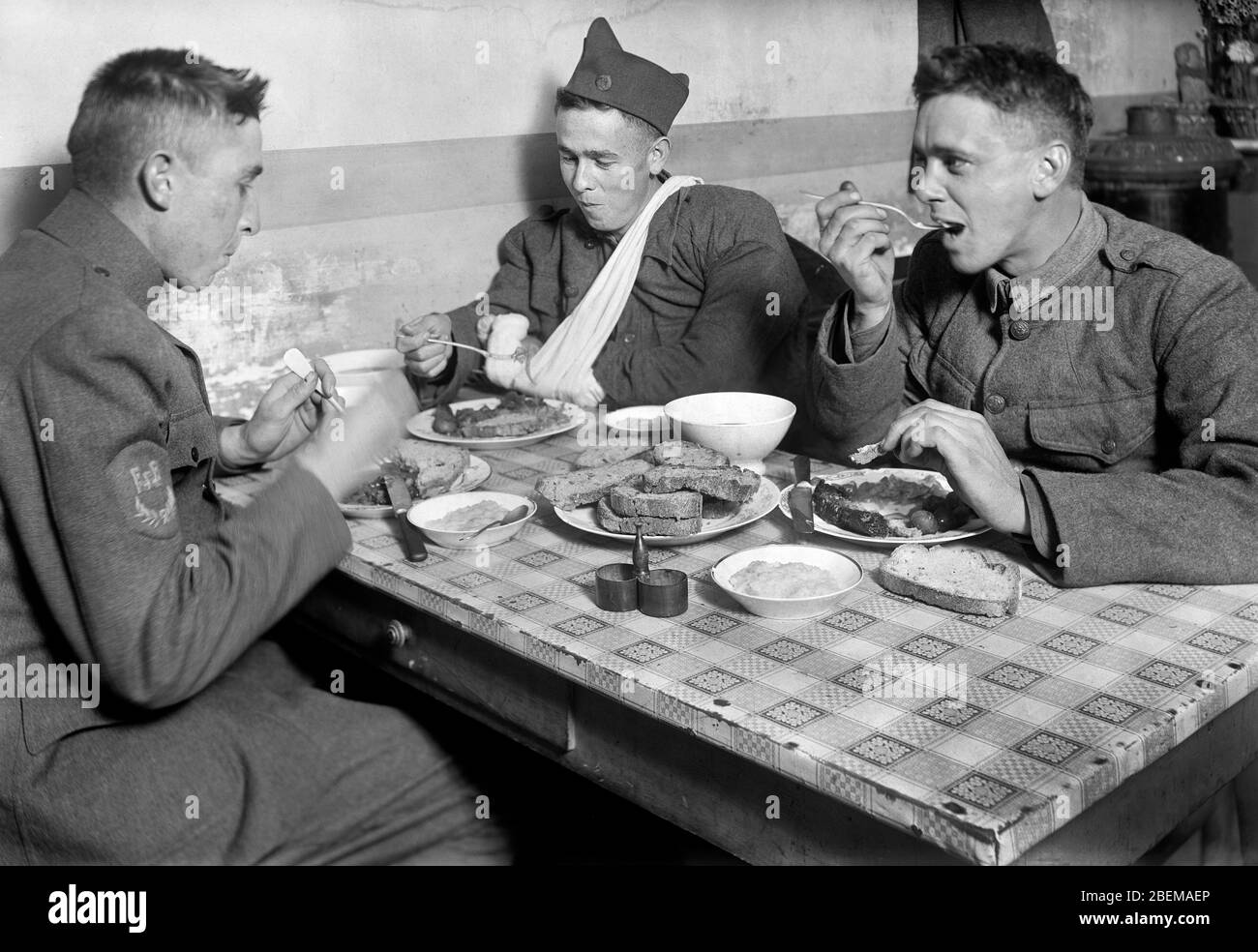 Soldats américains mangeant à la cantine de la Croix-Rouge américaine, Chateauroux, France, Lewis Wickes Hine, Collection de photographies de la Croix-Rouge nationale américaine, octobre 1918 Banque D'Images