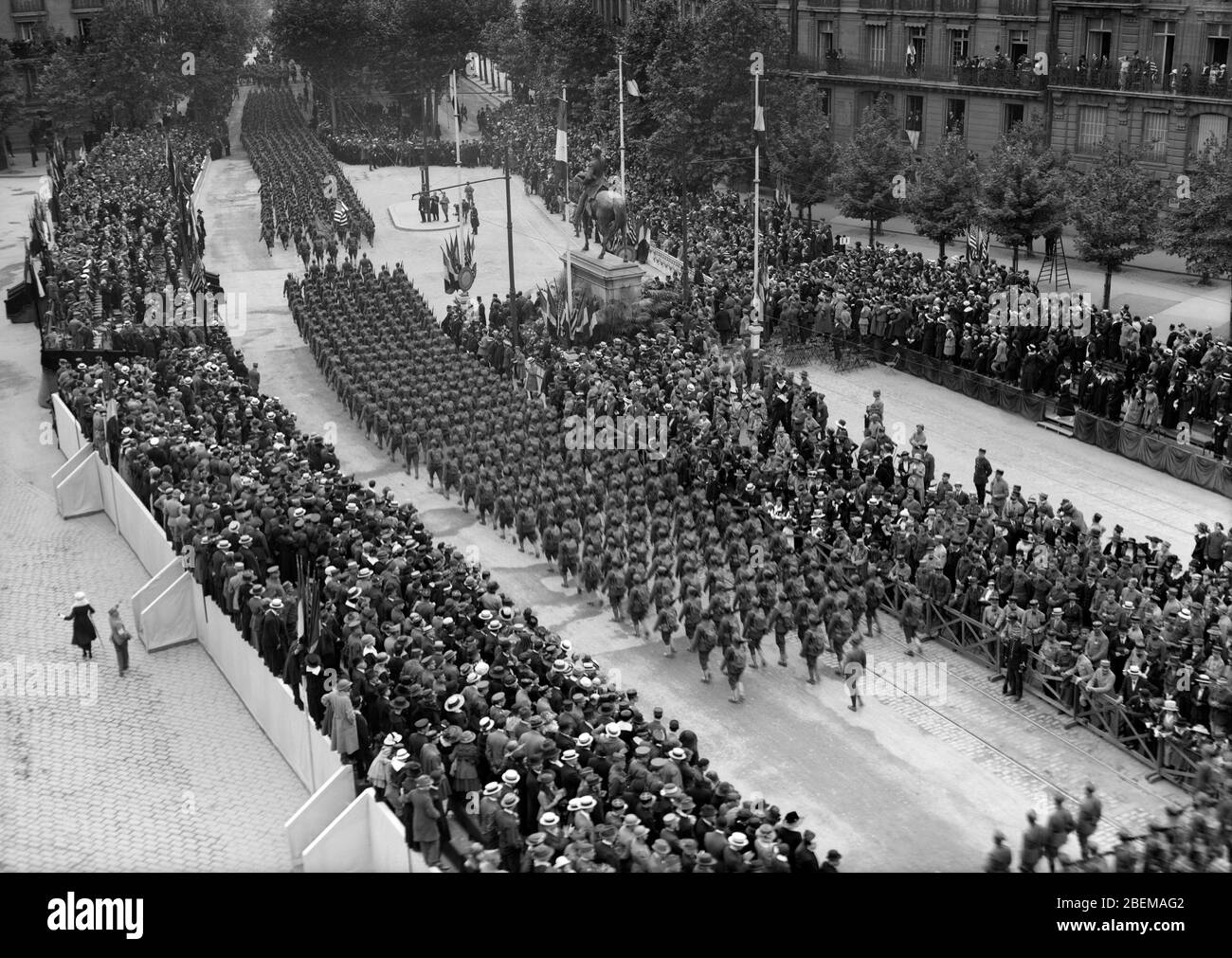 Les troupes américaines marchent sur la place d'Iena le 4 juillet 1918, lorsque tout Paris se joint à célébrer la Journée de l'indépendance américaine, Paris, France, Lewis Wickes Hine, American National Red Cross Photosition Collection Banque D'Images