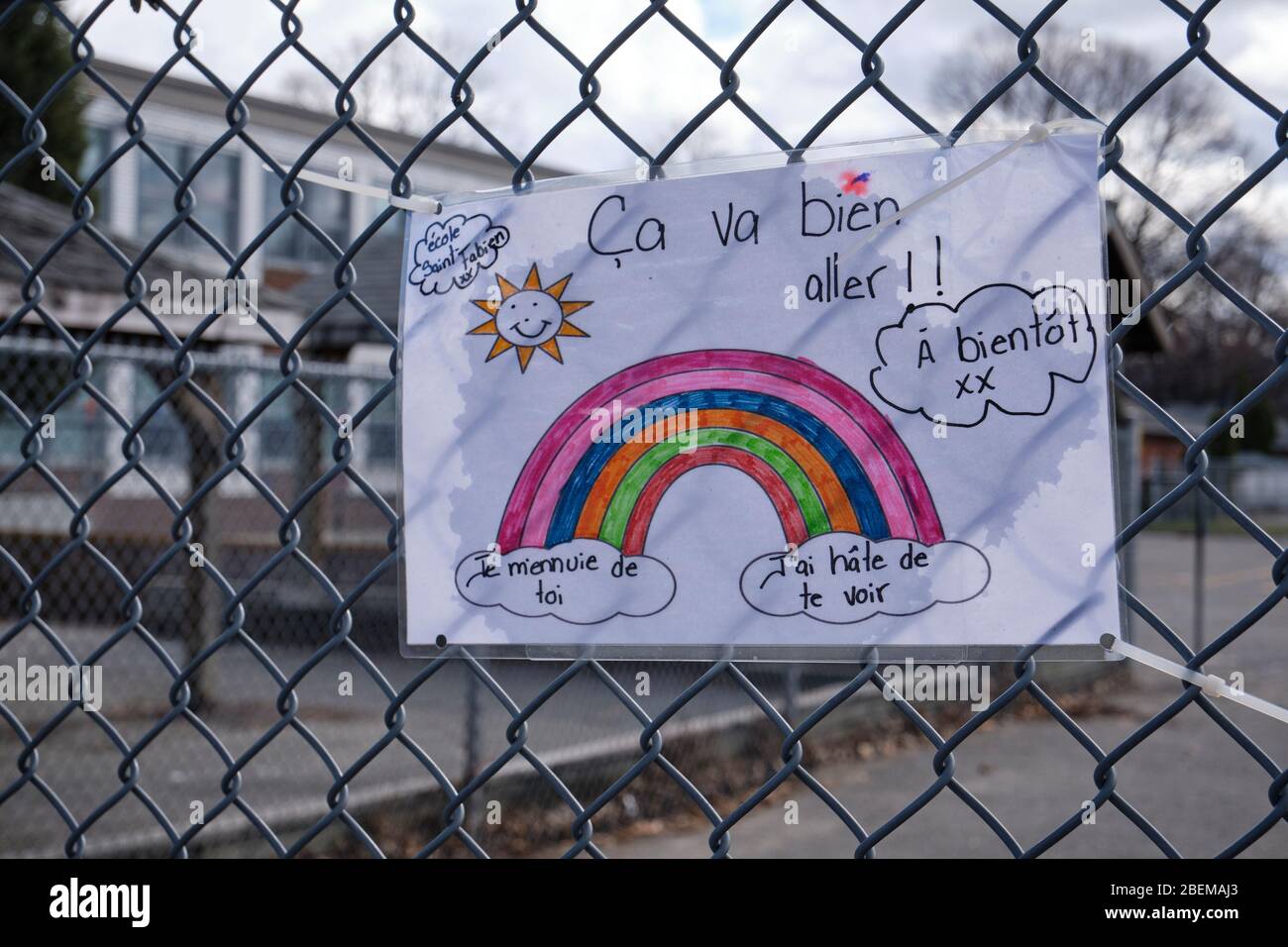 Signez à l'extérieur de l'école primaire par des enfants avec Rainbow pendant la fermeture de Covid 19, espérant bientôt ouvrir à Montréal Banque D'Images