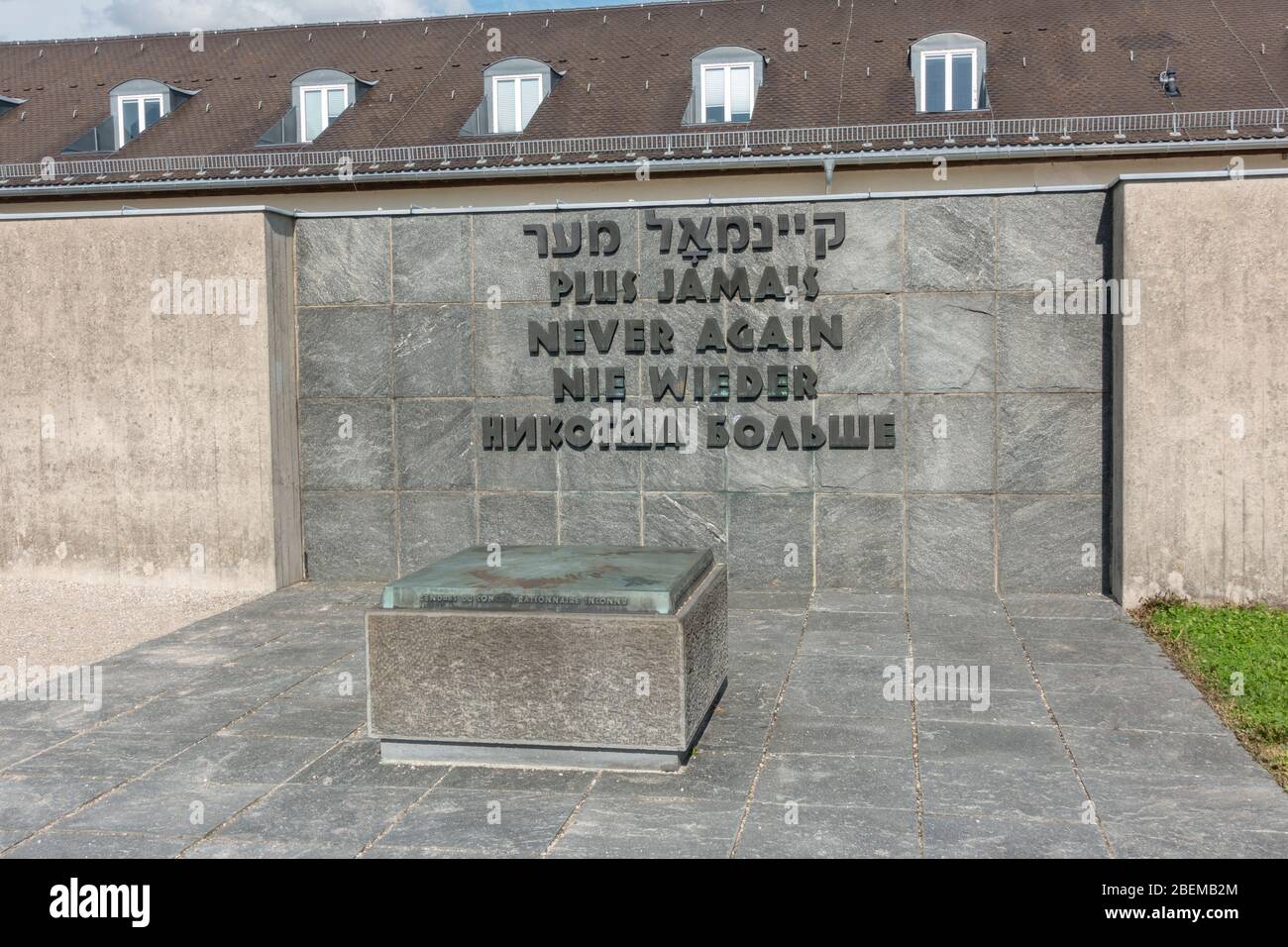 "Plus jamais" en cinq langues sur le mémorial des Prisoners inconnus à l'ancien camp de concentration allemand nazi de Dachau, Munich, Allemagne. Banque D'Images