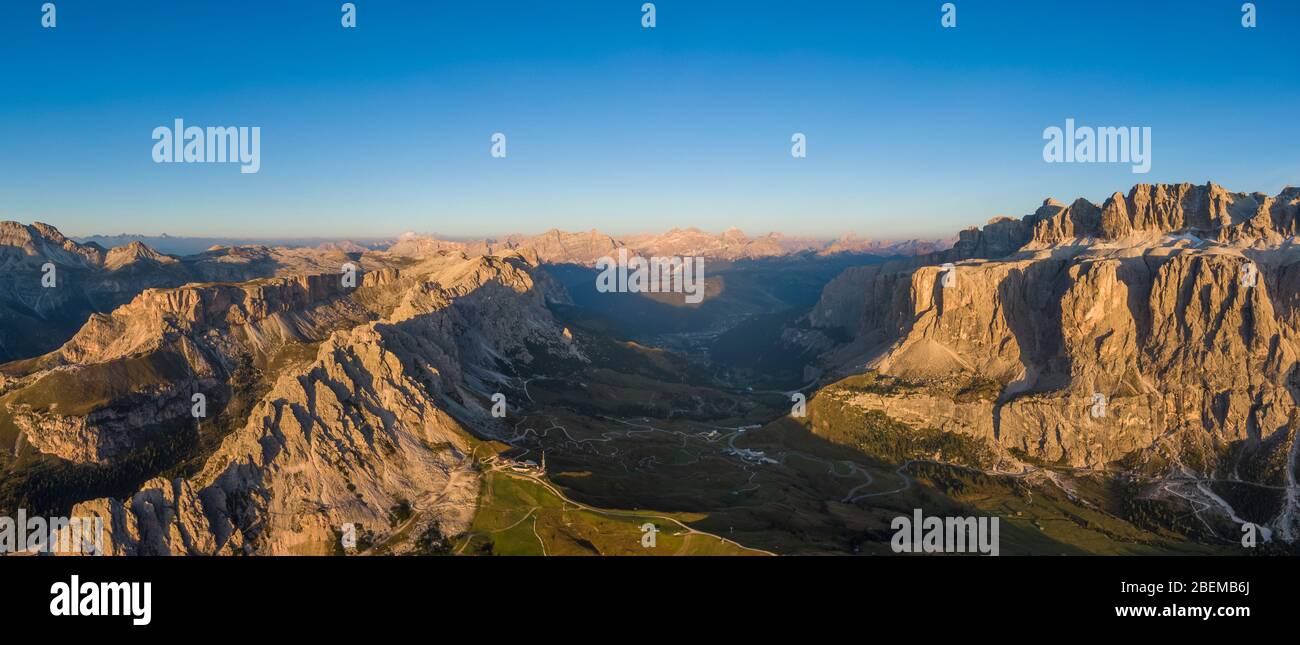 Vue aérienne de la chaîne de montagnes de Pizes de CIR, du col de Gardena et du groupe Sella, Italie Banque D'Images