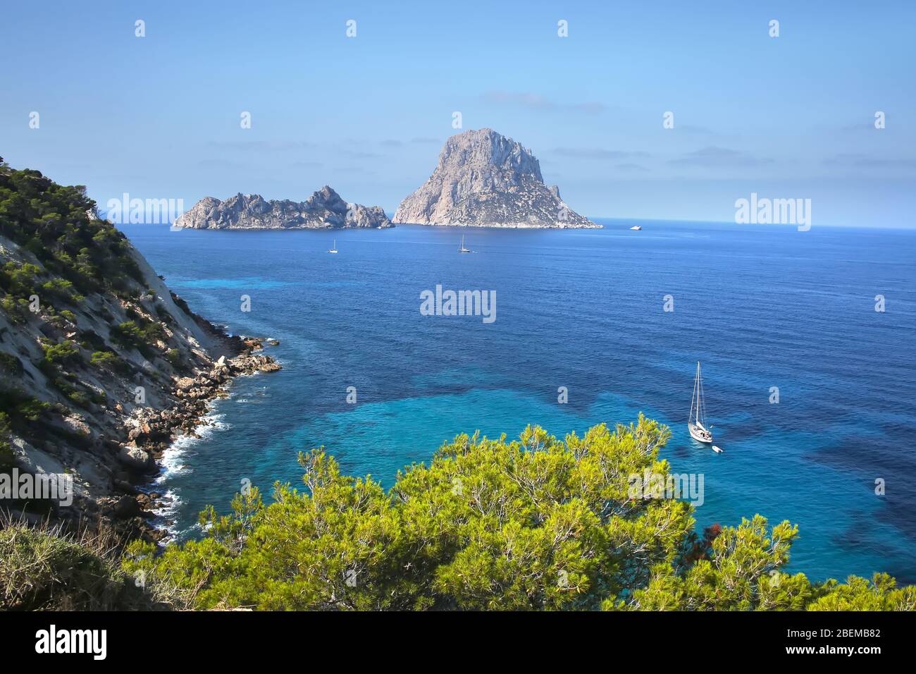 Vue de la côte sud d'Ibiza montrant l'île rock es Vedra. Magnifique paysage avec falaises et eau turquoise. Îles Balaric, Espagne. Banque D'Images