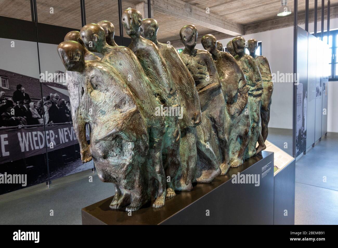 Monument commémorant les marches d'évacuation des prisonniers de Dachau dans l'ancien camp de concentration allemand nazi de Dachau, Munich, Allemagne. Banque D'Images