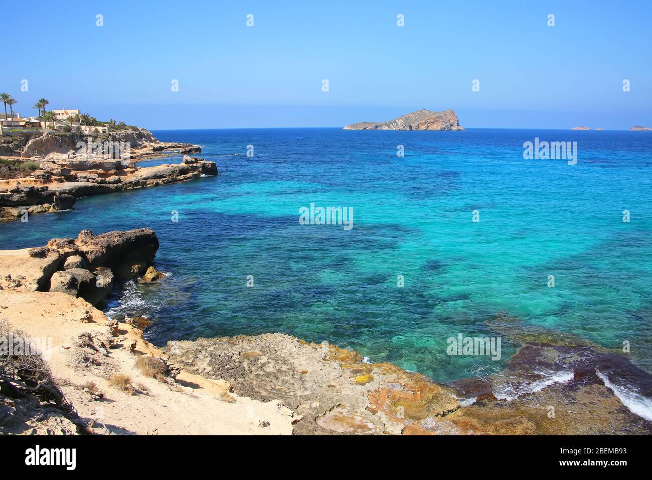 Vue de la côte sud d'Ibiza montrant l'île rock es Vedra. Magnifique paysage avec falaises et eau turquoise. Îles Balaric, Espagne. Banque D'Images