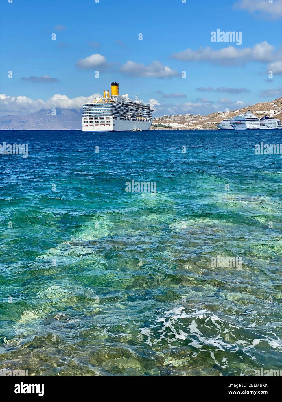 Bateau de croisière amarré à Mykonos, Grèce Mer Egéé Banque D'Images
