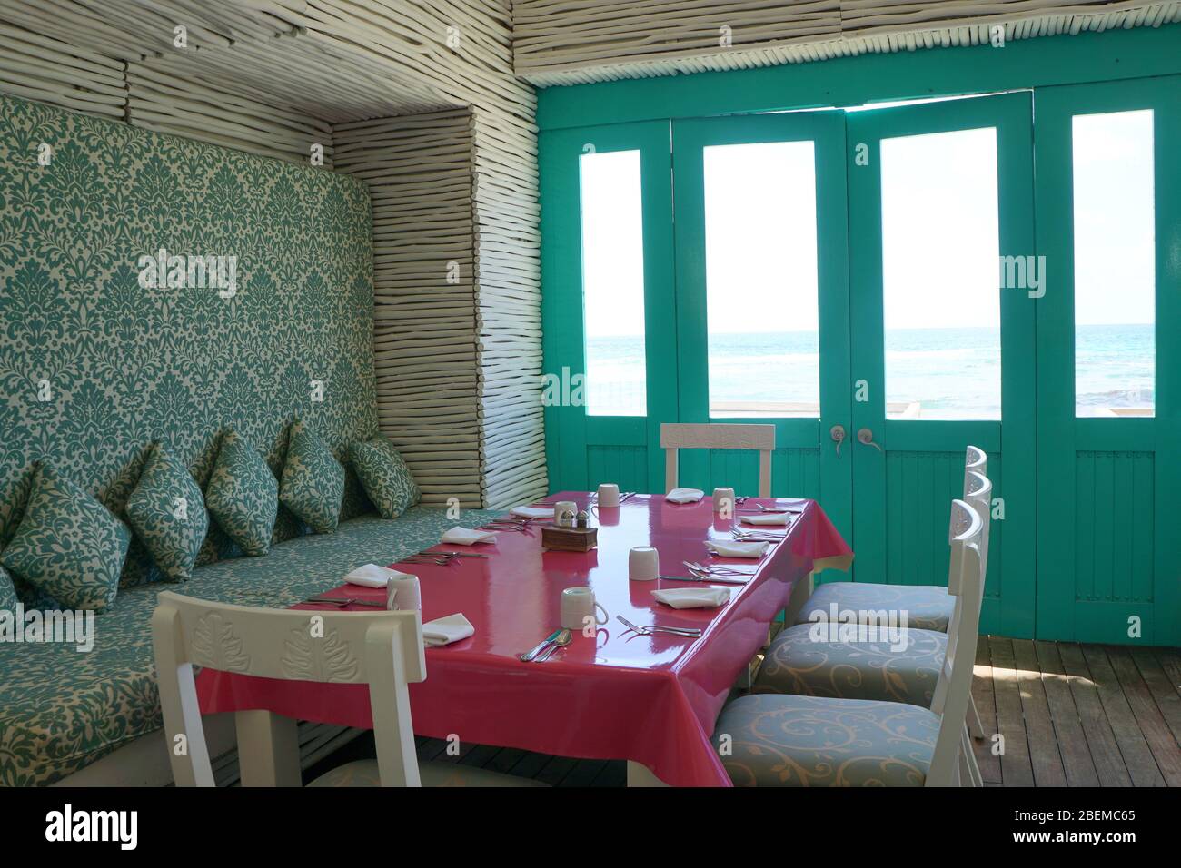 Salle à manger d'une maison de plage, turquoise, blanc, palette de couleur rose Banque D'Images