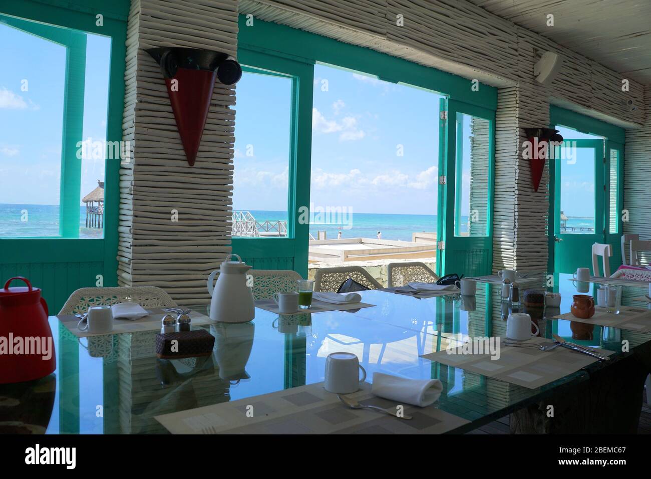 Salle à manger d'une maison de plage, turquoise, blanc, palette de couleur rose Banque D'Images