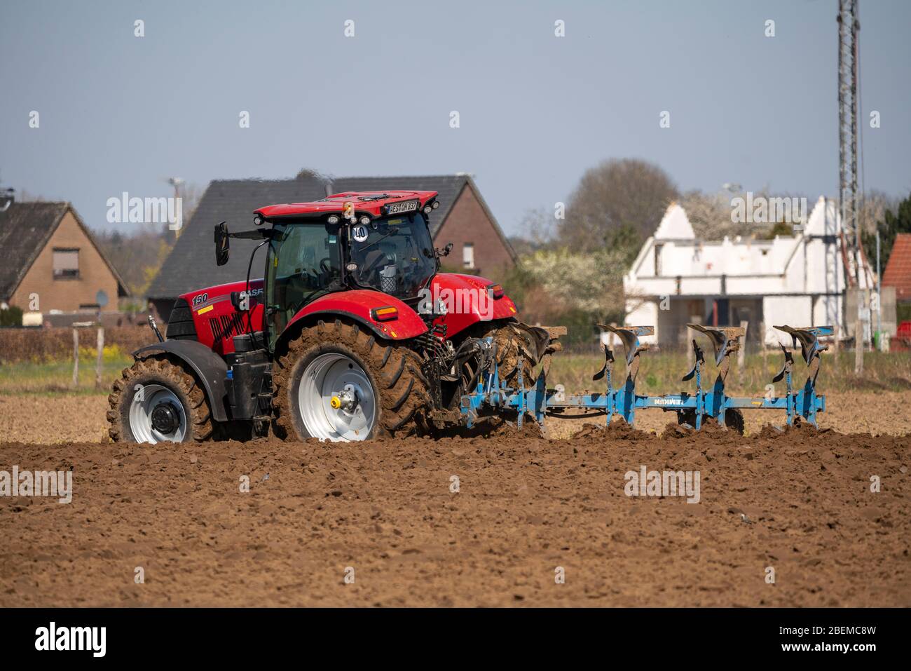 Tracteur avec charrue sur un champ près de Wesel, Allemagne, Banque D'Images