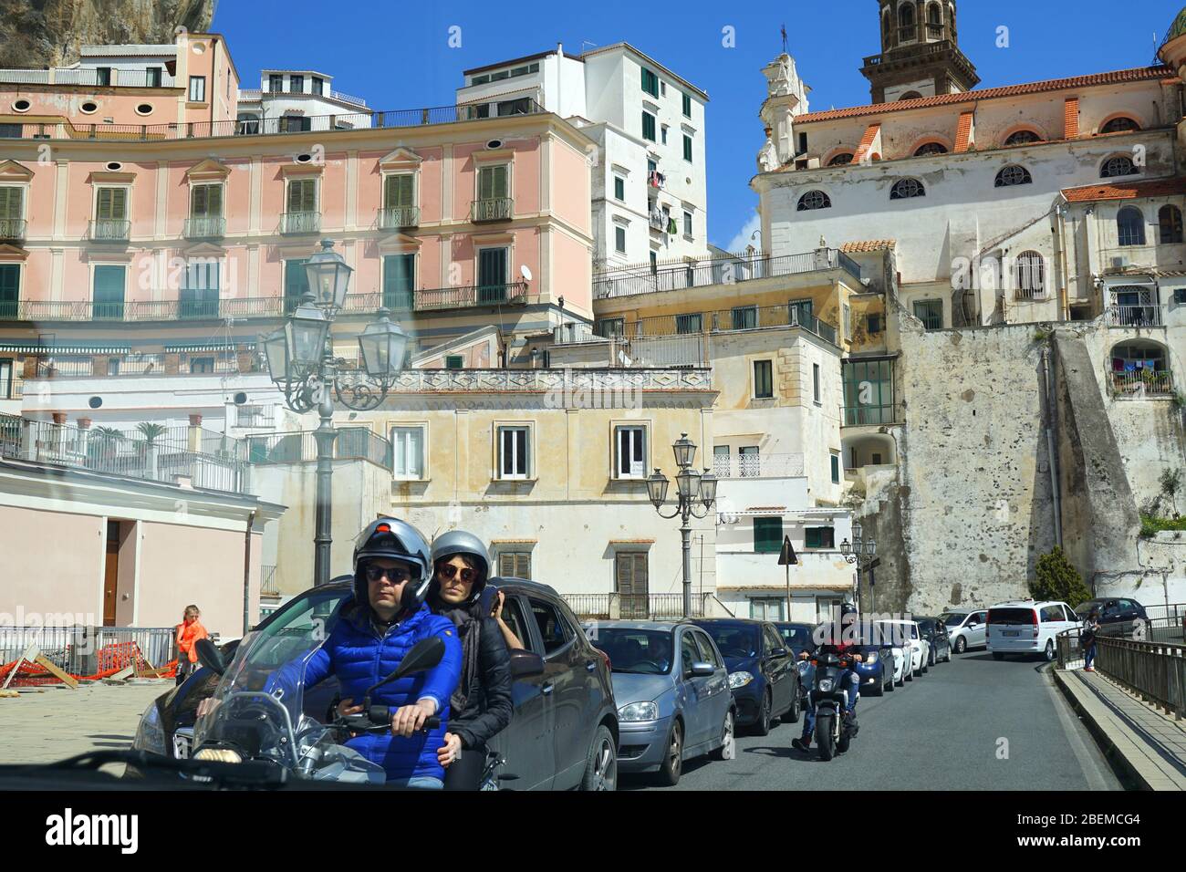 Trafic avec toile de fond des bâtiments colorés Côte amalfitaine, Italie Banque D'Images