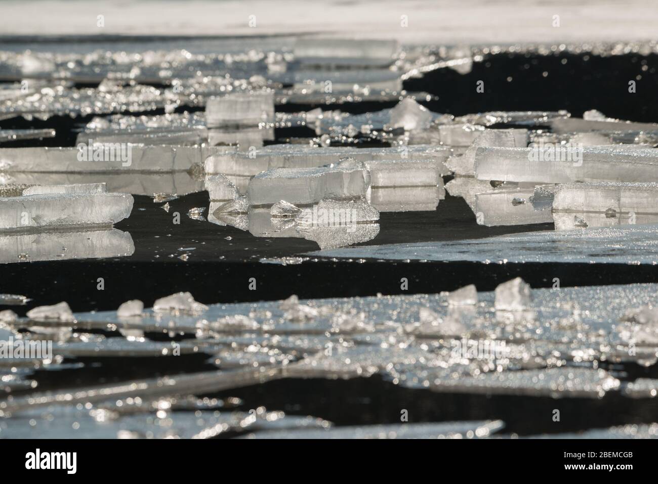 Briser la glace sur le lac d'eau gelée fond. Banque D'Images