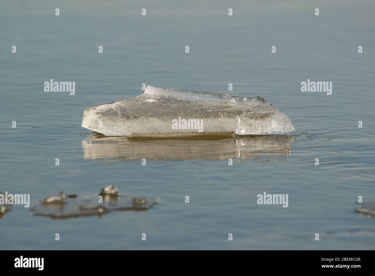 А morceau de glace sur l'eau dans la rivière gelée fond Banque D'Images