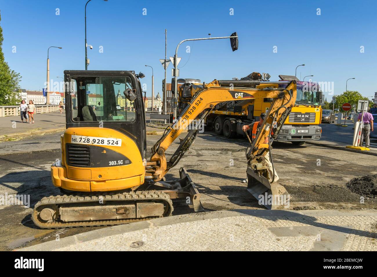 PRAGUE, RÉPUBLIQUE TCHÈQUE - JUILLET 2018 : minipelle hydraulique travaillant sur les travaux routiers dans le centre-ville de Prague. Banque D'Images