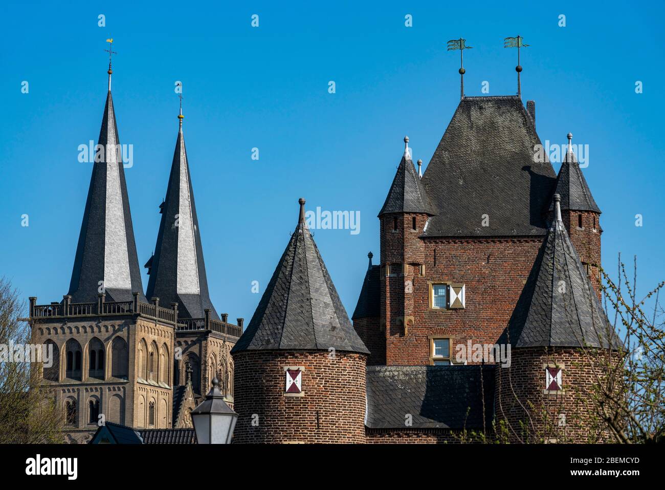 Cathédrale et Klever Tor, double porte à Xanten, porte extérieure, avec les tours de chouette, Bas-Rhin, Allemagne, Banque D'Images