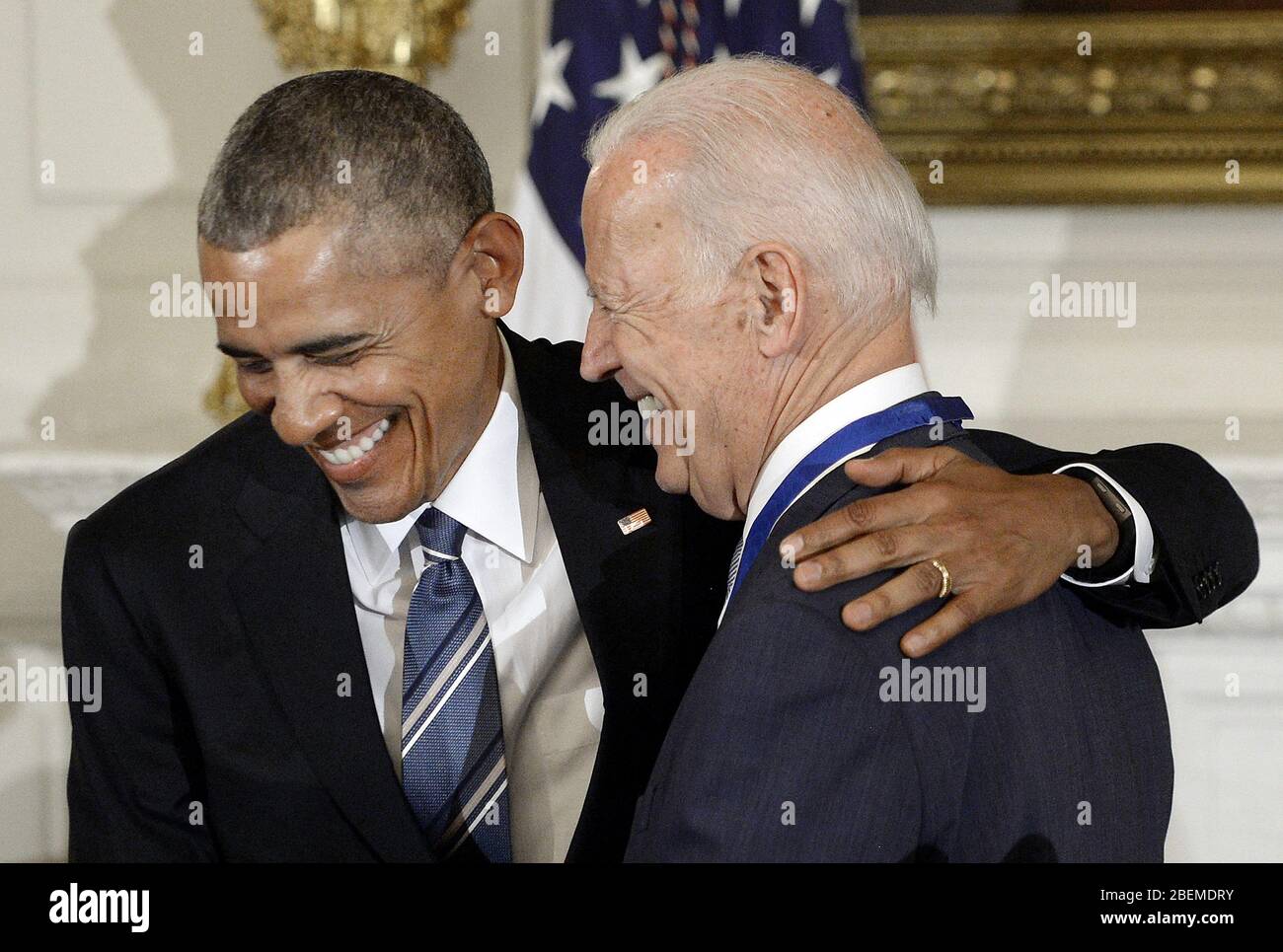 Washington, États-Unis. 14 avril 2020. L'ancien président Barack Obama a embrasse son vice-président Joe Biden en en ce 12 janvier 2017 photo du dossier alors qu'Obama a remis à Biden la Médaille de la liberté à la Maison Blanche. L'ancien président Obama a officiellement approuvé aujourd'hui Joe Biden pour le président lors des prochaines élections présidentielles de 2020, le mardi 14 avril 2020. Photo d'Olivier Douliery/UPI crédit: UPI/Alay Live News Banque D'Images