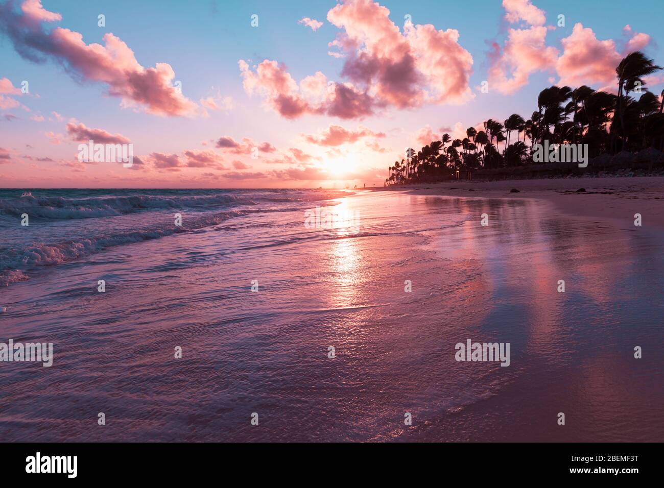 Paysage coloré des Caraïbes au lever du soleil, plage de Bavaro, Punta Cana. République dominicaine Banque D'Images